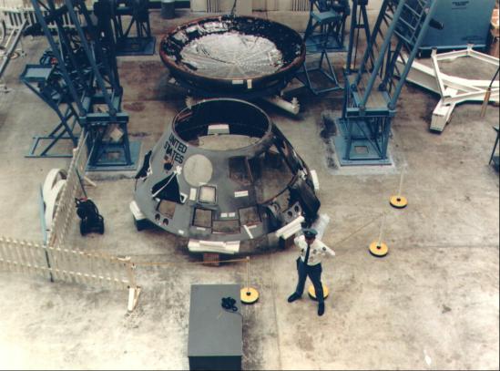 Desmontando la cápsula del Apolo 1 tras el accidente (NASA).