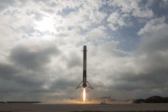 Regreso de la primera etapa del Falcon 9 en la plataforma LZ-1 (SpaceX).