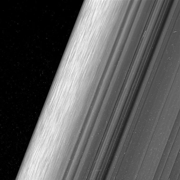 El borde del anillo B a 52.000 km de distancia (NASA/JPL-Caltech/Space Science Institute).