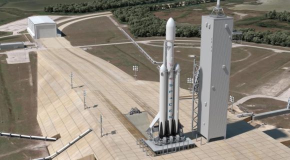 Cohete Falcon Heavy en la rampa 39A (SpaceX).