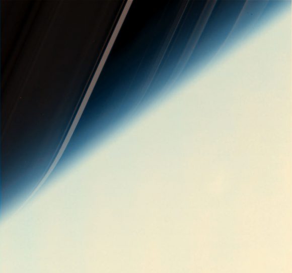 La refracción de la atmósfera de Saturno dobla los anillos (NASA/JPL-Caltech/SSI).