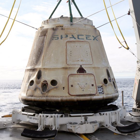 La Dragon CRS-10 tras el amerizaje (SpaceX).