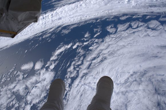 Kimbrough durante la EVA 40 con el mundo a sus pies (NASA).