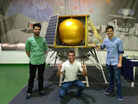 Los integrantes de Green Moon Project con un modelo de la sonda india Team Indus. En la imagen Gonzalo Moncada Romero, Julián Serrano Arrabal y José María Ortega-Hernández (Green Moon Project).