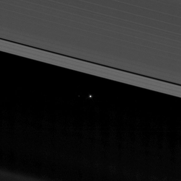 Detalle de la imagen anterior donde se aprecia,  además de la Tierra,  la Luna (NASA/JPL-Caltech).