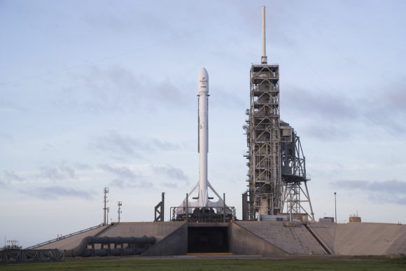 Cohete Falcon 9 con el BulgariaSat 1 en la rampa 39A (SpaceX).