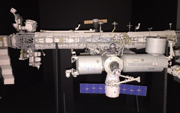 Modelo de papel de la ISS (!) con la Dragon CRS-11 (https://twitter.com/Axm61).