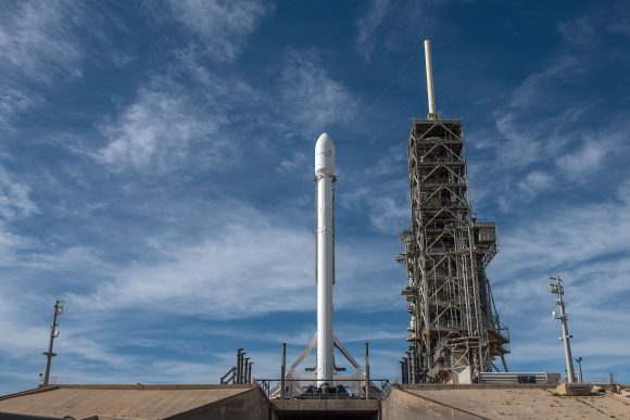 El Falcon 9 v1.2 con el Intelsat 35e en la rampa (SpaceX).