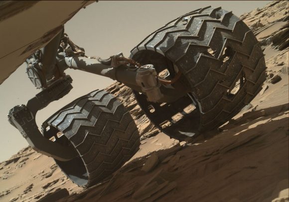 Una de las sufridas ruedas de Curiosity vista en abril de 2016. La NASA logró reducir el excesivo desgaste en las ruedas cambiando las rutas del rover y actualizando su software (NASA/JPL-Caltech/MSSS).