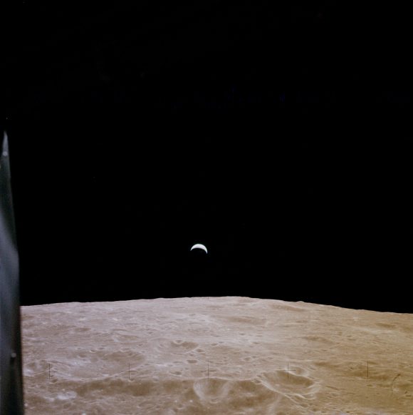 La Tierra  vista desde la Luna durante el Apolo 12 (NASA).