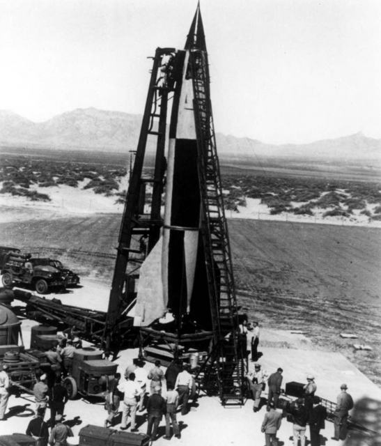 Un misil A-4 alemán listo para ser lanzado desde White Sands (Nuevo México).