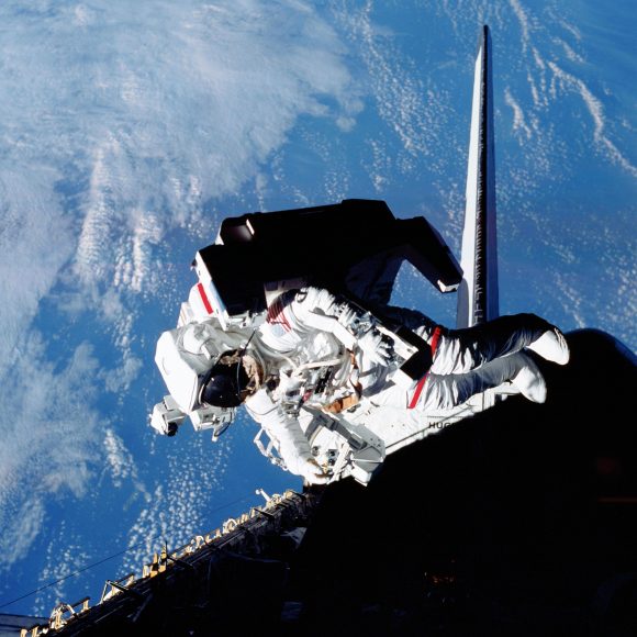 McCandless con la MMU (NASA).