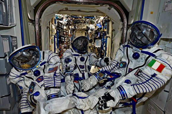 Los tripulantes de la Soyuz MS-05 prueban sus escafandras IVA Sokol KV2 (NASA).