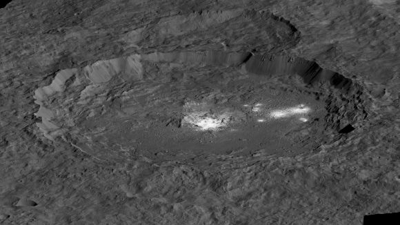 Las manchas brillantes del cráter Occator de Ceres,  de 92 km de diámetro.  Las manchas centrales se llaman Cerealia Facula,  mientras que las otras son Vinalia Facula (NASA/JPL-Caltech/UCLA/MPS/DLR/IDA)