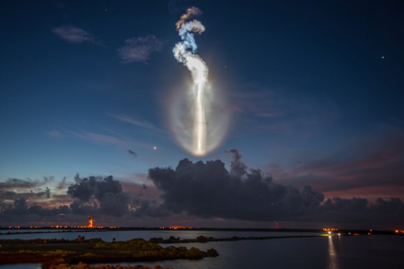 Estela causada por un Atlas V durante un lanzamiento en 2015 (ULA).