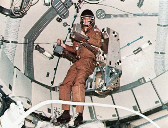 Jack Lousma prueba la mochila ASMU en el Skylab 3 (NASA).