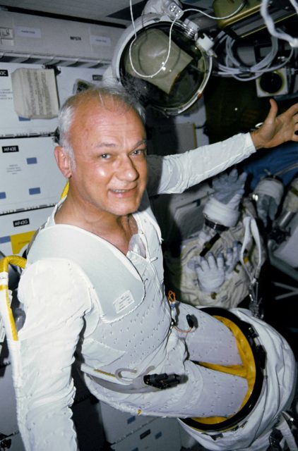 McCandless preparándose para una EVA que finalmente no se produjo durante la STS-31 Discovery (NASA).