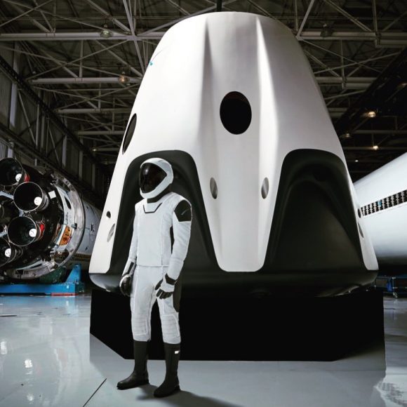 Nave tripulada Dragon V2 de SpaceX con su escafandra (SpaceX).