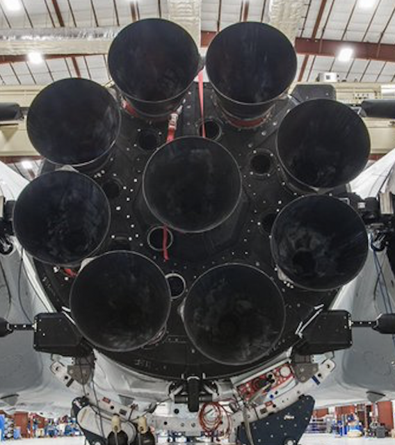 Nueve motores Merlin 1D en configuración octaweb (SpaceX).