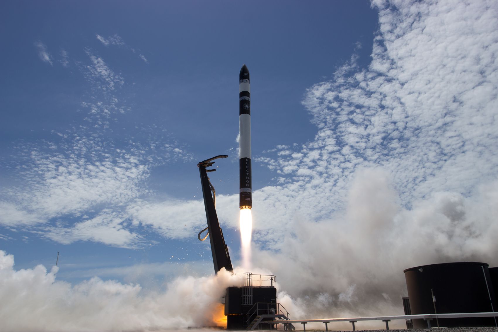 en la imagen se ve al cohete subiendo gracias al impulso de los motores mientras la plataforma de lanzamiento se suelta de este