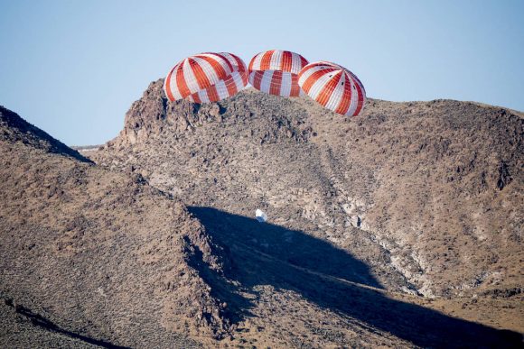 Prueba del sistema de paracaídas de la Dragon 2 en el lago seco Delamar (NASA).