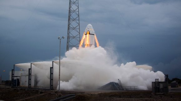 La Dragon 2 durante la prueba del sistema de escape en 2015 (SpaceX).