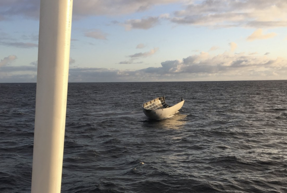 La cofia del lanzador flotando en el Pacífico (SpaceX).