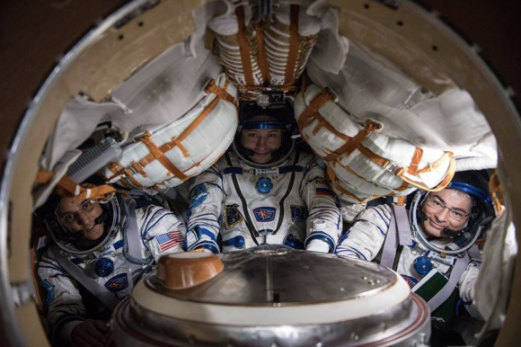 Los cosmonautas se prueban las escafandras Sokol KV2 días antes de regresar a tierra (NASA).