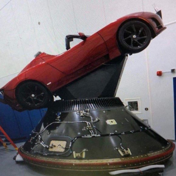 Detalle del adaptador del Roadster (SpaceX).