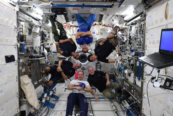 Los miembros de la Expedición 54 en el módulo japonés Kibo (NASA).
