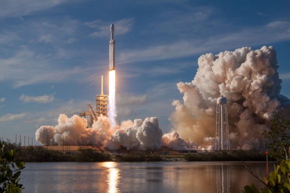 Primer lanzamiento del Falcon Heavy (SpaceX).