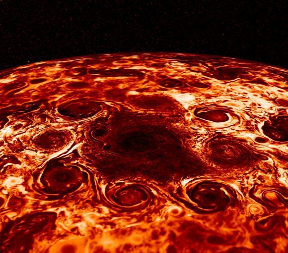 El polo norte de Júpiter visto en infrarrojo por JIRAM. Se aprecia el vórtice central y los ciclones en forma de octógino (NASA/JPL-Caltech/SwRI/ASI/INAF/JIRAM).