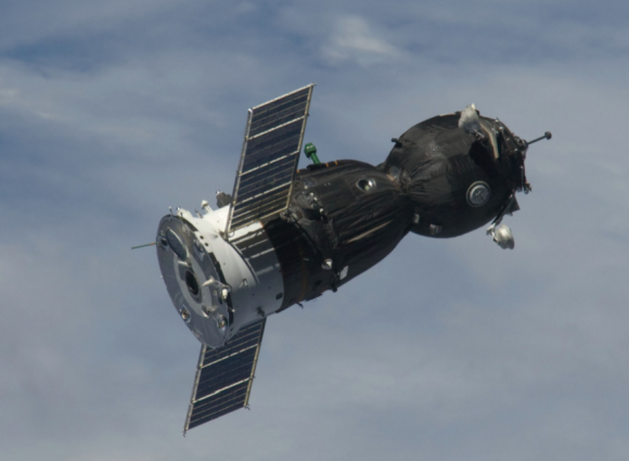 Nave Soyuz TMA. A la derecha el módulo orbital (BO). A la izquierda el módulo de propulsión (PAO). En medio la cápsula (SA).
