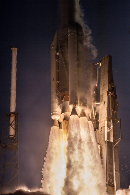 Lanzamiento de un Atlas V en la misión AFSPC-11 con varios satélites militares (ULA).