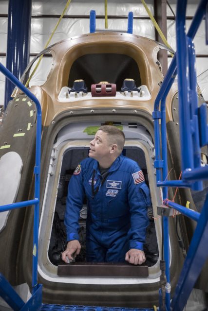 El astronauta Bob Behnken supervisa 