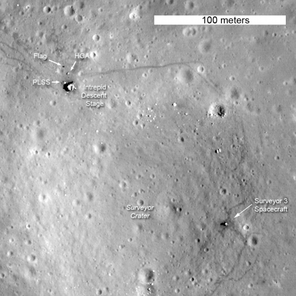La etapa de descenso del Intrepid y las huellas de Conrad y Bean siguen en la Luna (imagen del LRO) (NASA).