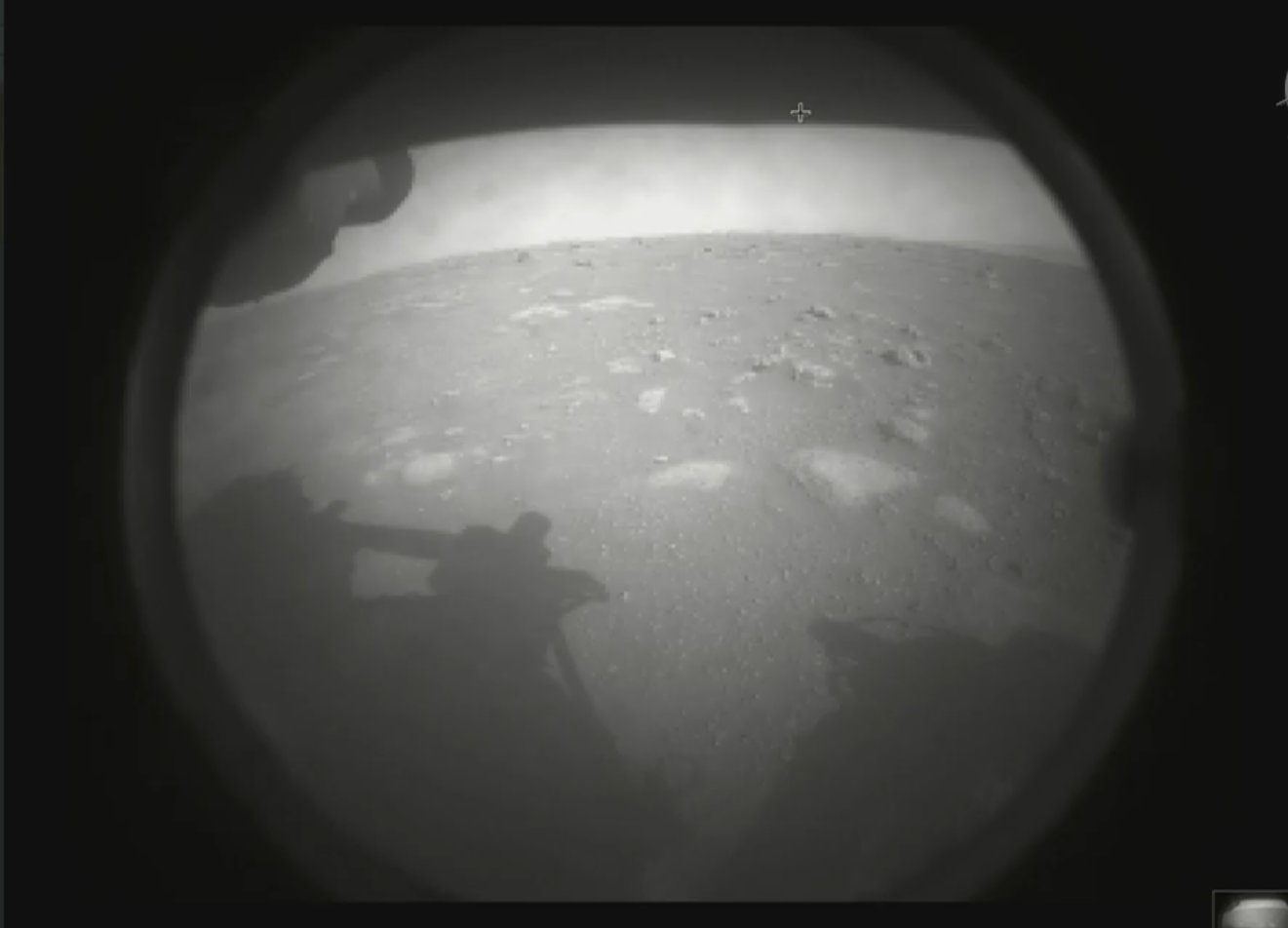 Primera imagen de Perseverance desde Marte de una de las Hazcams delanteras. Créditos: NASA/JPL.