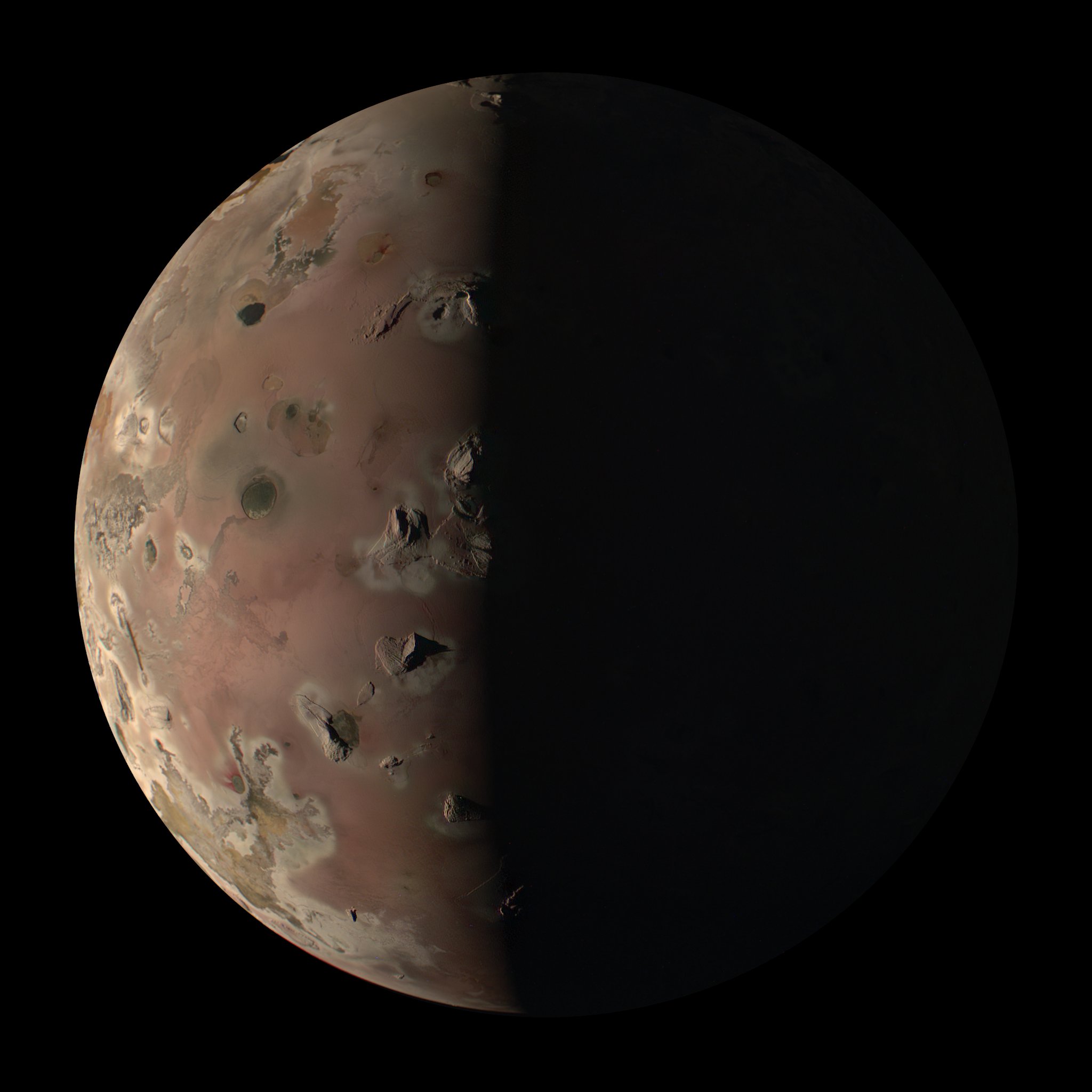 The Juno probe flies over Io: a world home to 266 active volcanoes