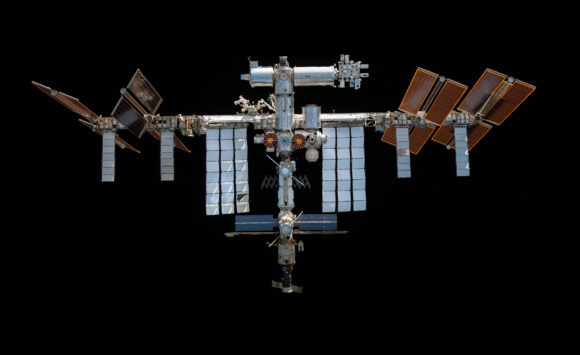 Las fugas de aire en el segmento ruso de la ISS y los astronautas refugiados brevemente en la Crew Dragon